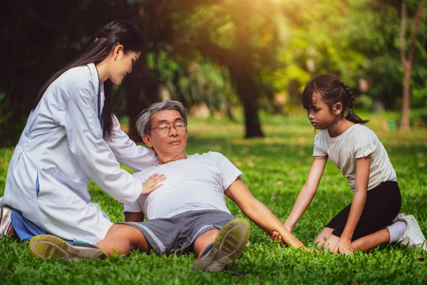 Hombre Mayor Con Dolor Pecho Ataque Corazón Parque Adultos Mayores — Foto de Stock