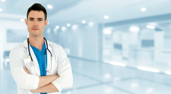 Νεαρός Άντρας Γιατρός Που Δουλεύει Στο Νοσοκομείο Ιατρική Περίθαλψη Και — Φωτογραφία Αρχείου