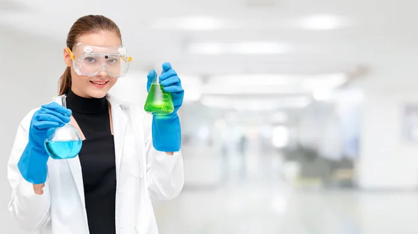 Retrato Jovem Cientista Feliz Químico Segurando Tubo Ensaio Laboratório Conceito — Fotografia de Stock