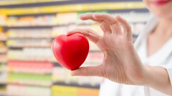 Doctor Sosteniendo Corazón Rojo Oficina Del Hospital Concepto Servicio Atención — Foto de Stock