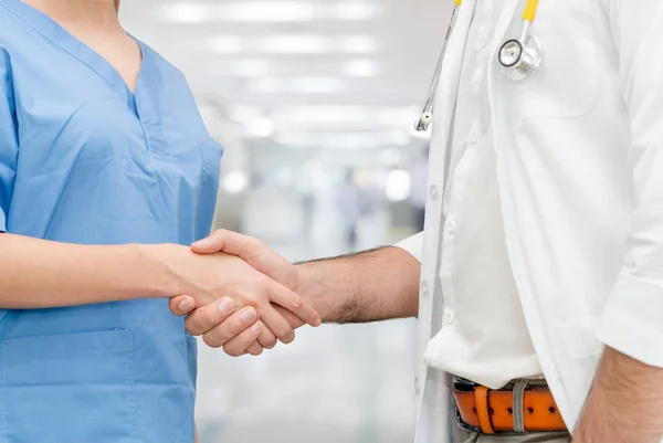 Doutor Aperto Mão Hospital Com Outro Médico Trabalho Equipe Conceito — Fotografia de Stock