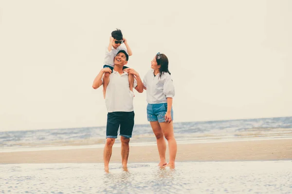 Šťastná Rodina Otec Matka Syn Jde Dovolenou Tropické Pláži Pískem — Stock fotografie