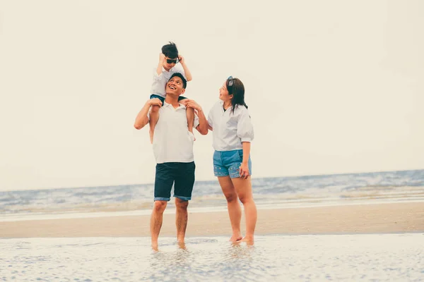 Família Feliz Pai Mãe Filho Vai Férias Uma Praia Areia — Fotografia de Stock