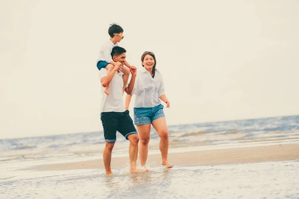 Feliz Familia Padre Madre Hijo Vacaciones Una Playa Arena Tropical —  Fotos de Stock