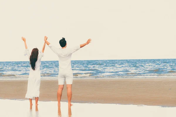 快乐情侣去热带沙滩夏季蜜月旅行 — 图库照片