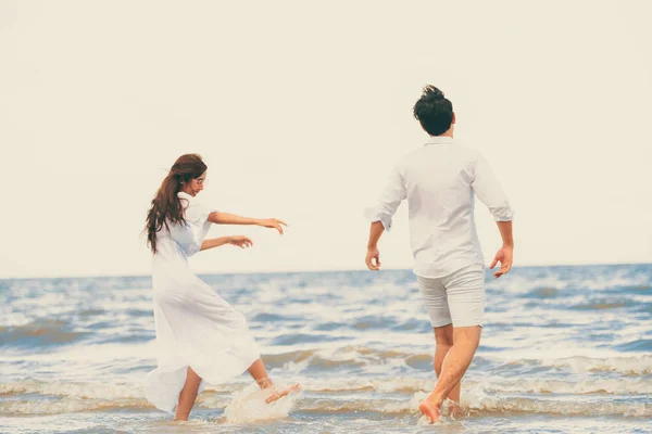 Pareja Feliz Viajando Luna Miel Playa Arena Tropical Verano — Foto de Stock