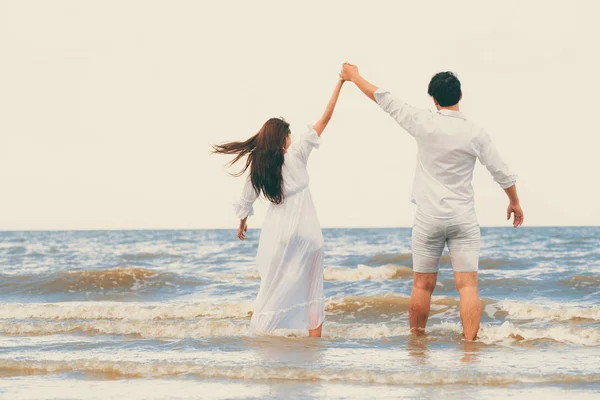 Casal Feliz Viajando Lua Mel Praia Areia Tropical Verão — Fotografia de Stock