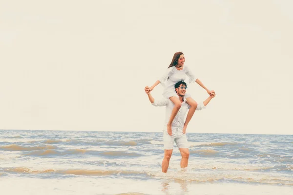 Casal Feliz Viajando Lua Mel Praia Areia Tropical Verão — Fotografia de Stock