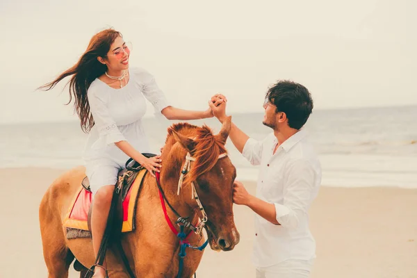 Young Couple Goes Honeymoon Horse Riding Beach Summer Vacation — Stock Photo, Image