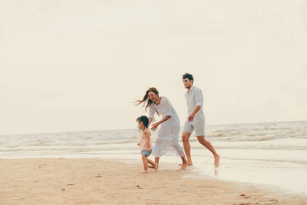 Baba Anne Çocukları Mutlu Aile Tatil Tropikal Bir Kum Plajı — Stok fotoğraf