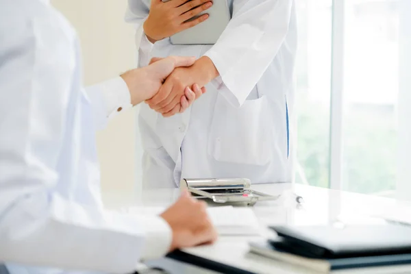 Medico Ospedale Che Stretta Mano Altro Medico Mostrando Successo Lavoro — Foto Stock