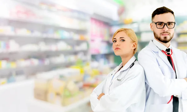 Farmacéutico Trabajando Con Otro Farmacéutico Farmacia Asistencia Sanitaria Servicio Médico —  Fotos de Stock