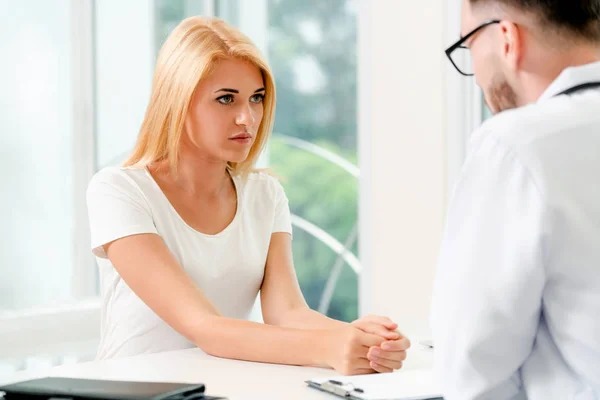 Médico Está Hablando Con Una Paciente Consultorio Del Hospital Asistencia — Foto de Stock