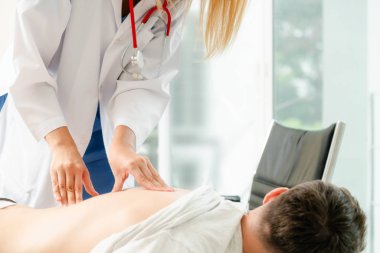 Kadın doktor hastane office erkek hastada inceliyor. Sağlık ve tıbbi hizmet.