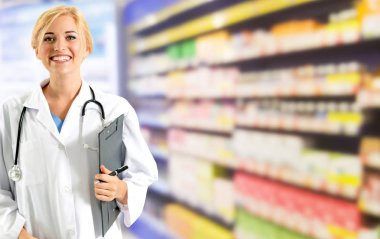 Eczanede çalışan kadın eczacı. Tıbbi doktor ve sağlık personeli hizmet.