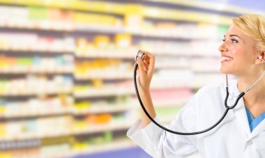 Eczanede çalışan kadın eczacı. Tıbbi doktor ve sağlık personeli hizmet.