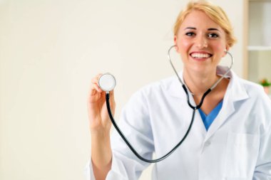 Genç kadın doktor işaretleme stetoskop boş alan. Seçici odak doktorlar el at. Tıbbi sağlık kavramı.