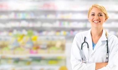 Eczanede çalışan kadın eczacı. Tıbbi doktor ve sağlık personeli hizmet.