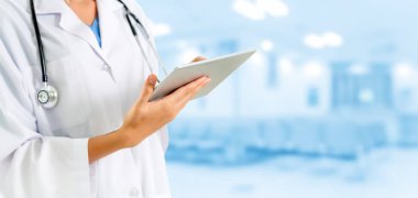 Hastanede tablet bilgisayar kullanan bir doktor. Sağlık ve doktor hizmetleri.