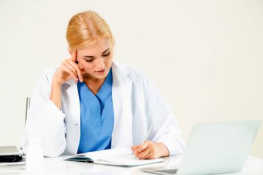 Kadın doktor hastane veya Sağlık Enstitüsü tıbbi rapor ofis masası, çalışma.
