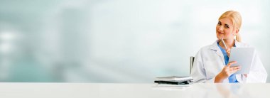 Hastanede tablet bilgisayar kullanan bir doktor. Sağlık ve doktor hizmetleri.