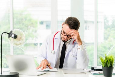 Doktor hastanede Ofis masaları, dizüstü bilgisayar üzerinde çalışıyor. Tıbbi ve sağlık kavramı.