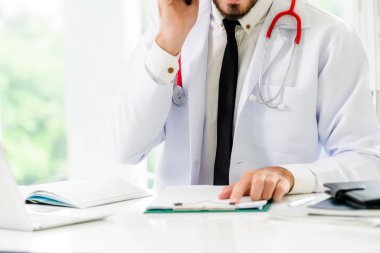 Ofis masaları hastanın sağlık dosyası ile hastanede doktor. Tıbbi ve sağlık kavramı.