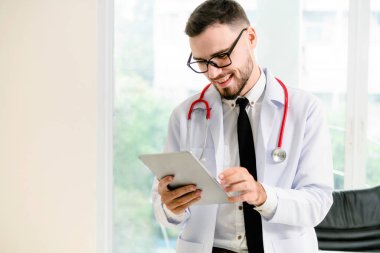 Doktor ofisinde hastanede tablet bilgisayarda çalışma. Tıbbi ve sağlık kavramı.