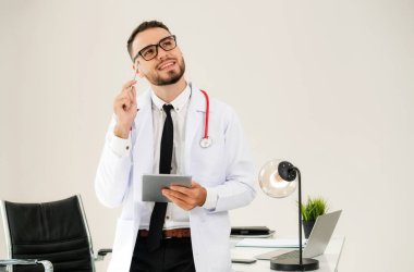 Doktor ofisinde hastanede tablet bilgisayarda çalışma. Tıbbi ve sağlık kavramı.