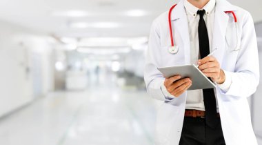 Hastanede tablet bilgisayar kullanan bir doktor. Sağlık ve doktor hizmetleri.