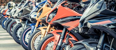 Macera yolculuğu sırasında şehir caddesinde motosiklet grubu otoparkı. Motosikletçiler toplum seyahati kavramı.