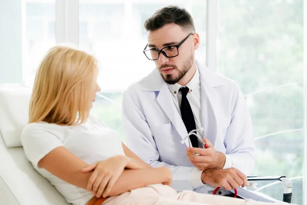 Médecin Masculin Parle Examine Patiente Dans Bureau Hôpital Soins Santé — Photo