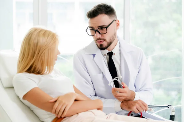 Médico Sexo Masculino Está Falando Examinando Paciente Consultório Hospital Serviços — Fotografia de Stock