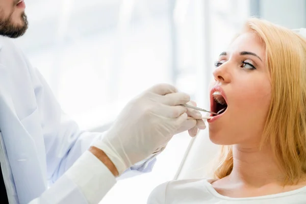 Jovem Dentista Bonito Examinando Dentes Mulher Feliz Paciente Sentado Cadeira — Fotografia de Stock