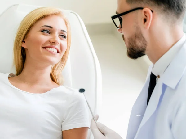 Young Handsome Dentist Talks Happy Woman Patient Sitting Dentist Chair — Stock Photo, Image