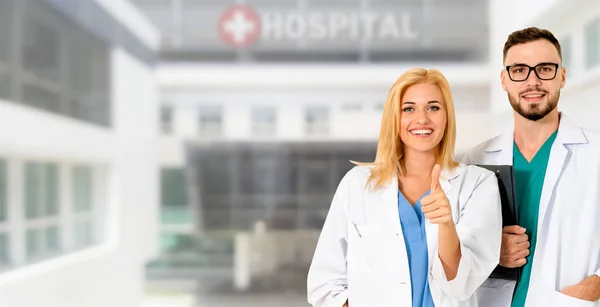 Arzt Arbeitet Mit Einem Anderen Arzt Krankenhaus Zusammen Gesundheitswesen Und — Stockfoto