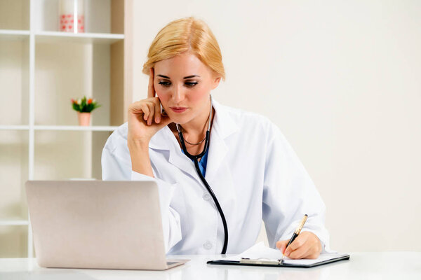 Молодая женщина-врач работает в больничном офисе. Медицинская и медицинская концепция
.