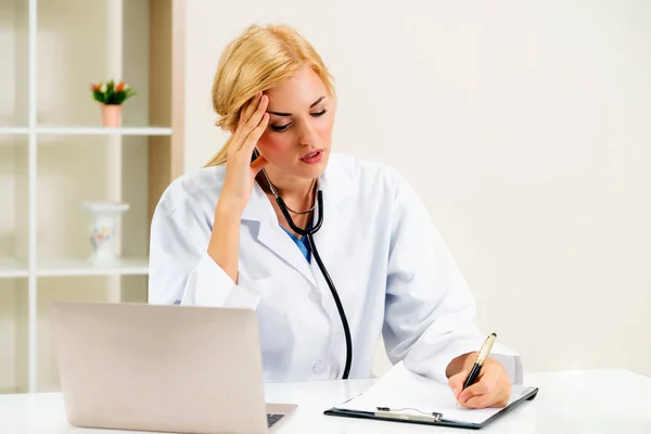 Médico Serio Trabajando Consultorio Del Hospital Concepto Médico Sanitario — Foto de Stock