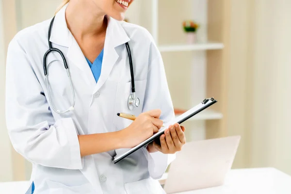 Giovane Dottoressa Che Lavora Nello Studio Dell Ospedale Concetto Medico — Foto Stock