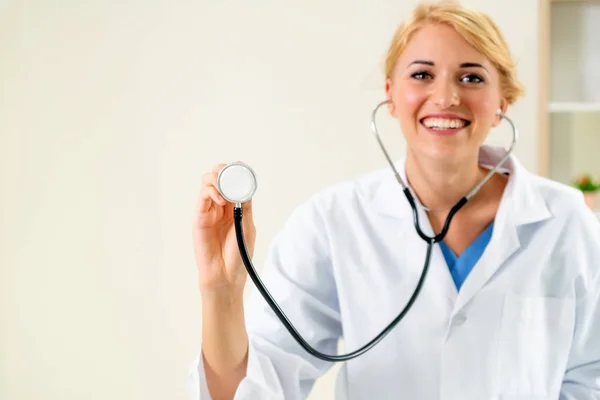 Genç Kadın Doktor Işaretleme Stetoskop Boş Alan Seçici Odak Doktorlar — Stok fotoğraf