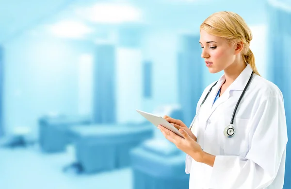 Arzt Mit Tablet Computer Krankenhaus Medizinische Versorgung Und Ärztliches Personal — Stockfoto