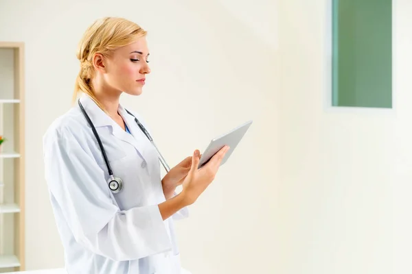 Doctora Joven Trabajando Consultorio Del Hospital Concepto Médico Sanitario — Foto de Stock