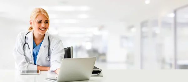 病院のノートパソコンを使っている医師 医療スタッフサービス — ストック写真