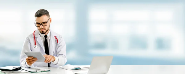 Lekarz Korzystający Tabletu Szpitalu Opieka Medyczna Personel Medyczny — Zdjęcie stockowe
