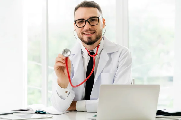 Doctor Mostrando Estetoscopio Consultorio Del Hospital Concepto Médico Sanitario —  Fotos de Stock