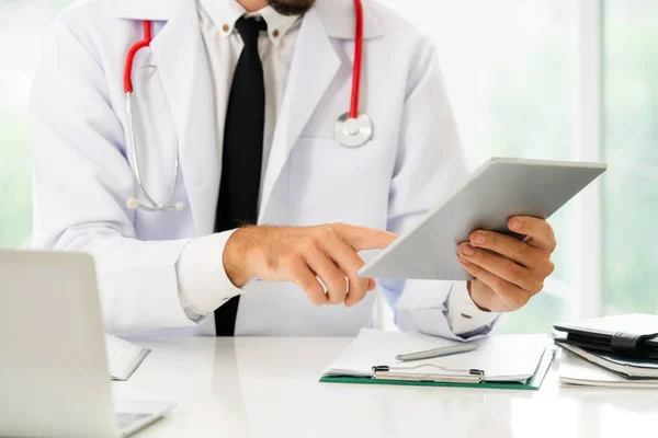 Dottore Che Lavora Computer Tablet Ufficio Ospedale Concetto Medico Sanitario — Foto Stock