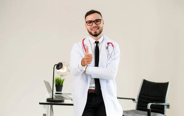 Doktor Hastanede Ofis Masasında Çalışırken Başparmak Göstermek Yukarıya Tıbbi Sağlık — Stok fotoğraf