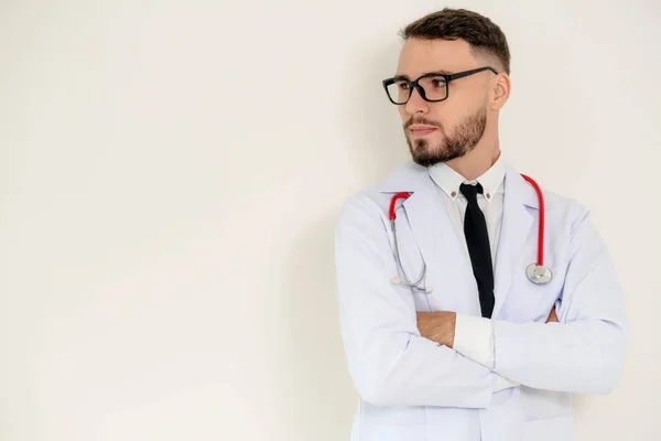 Jonge Knappe Dokter Met Armen Gekruist Staande Witte Achtergrond Medische — Stockfoto