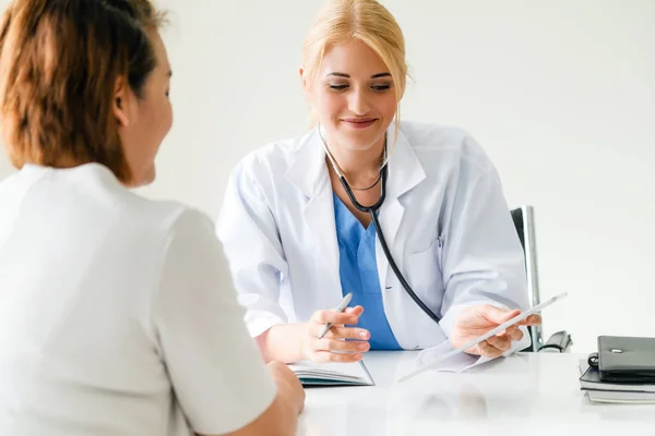 Donna Medico Sta Parlando Esaminando Paziente Femminile Ufficio Ospedaliero Assistenza — Foto Stock