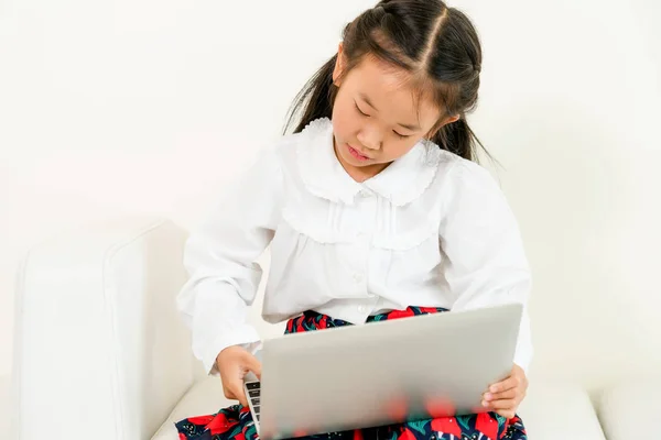 Małe Dziecko Szczęśliwy Przy Użyciu Komputera Przenośnego Siedząc Białej Kanapie — Zdjęcie stockowe
